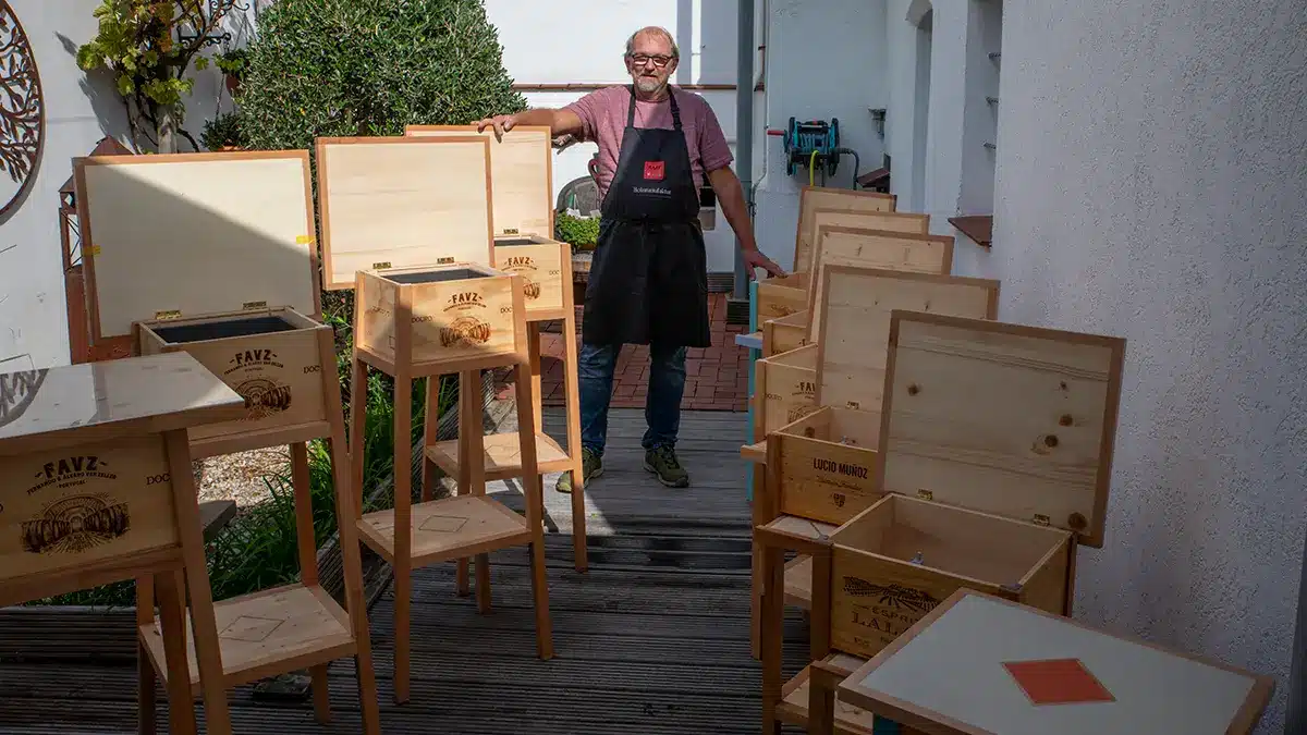 AMF Stehtisch aus Weinkistenholz mit Flasche, gefülltem Glas und Kellnermesser