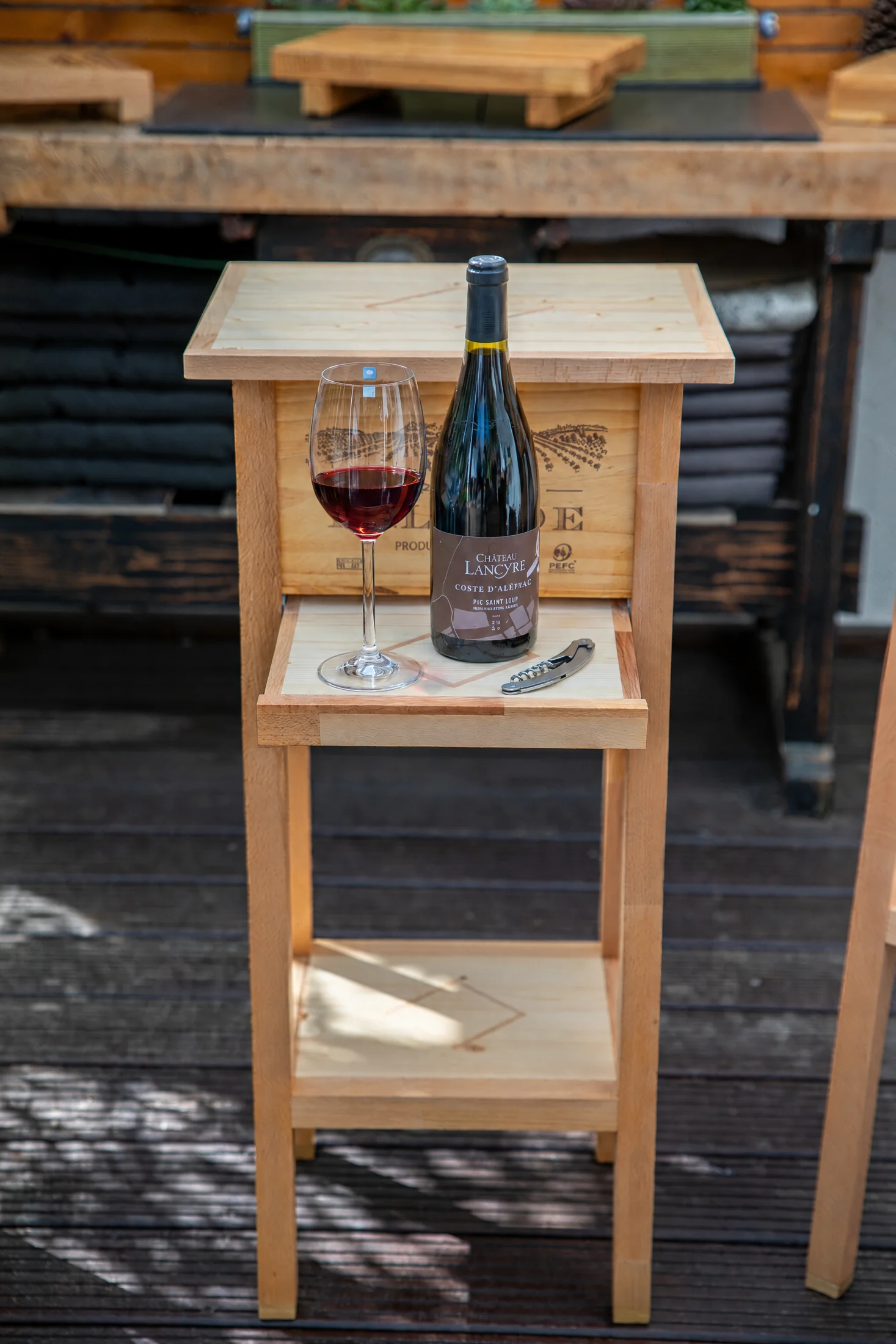AMF Beistelltisch aus einer Weinkiste mit Flasche und gefülltem Rotweinglas