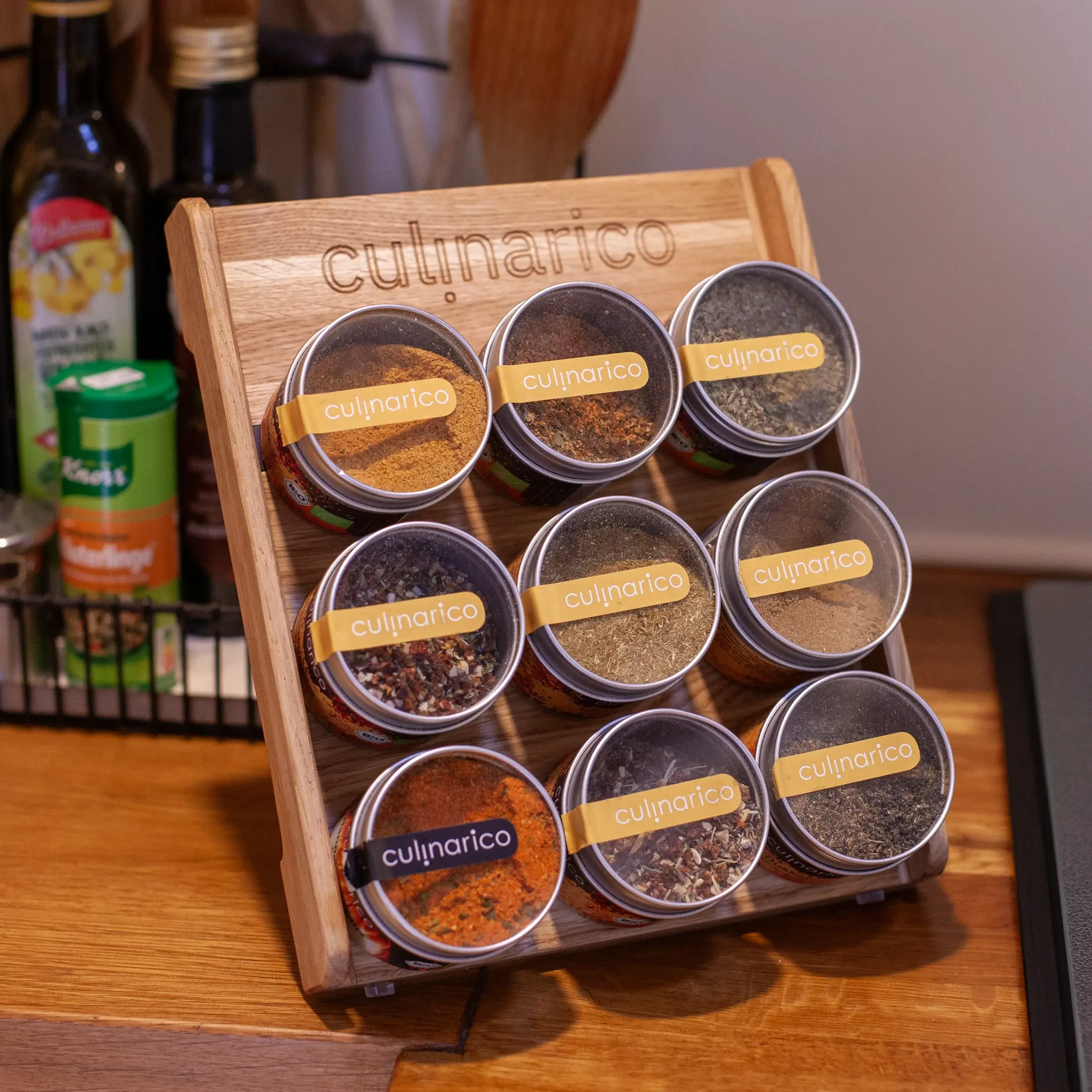 Magnetisches Gewürzregal culinarico mit gefüllten Gewürzdosen in der Küche