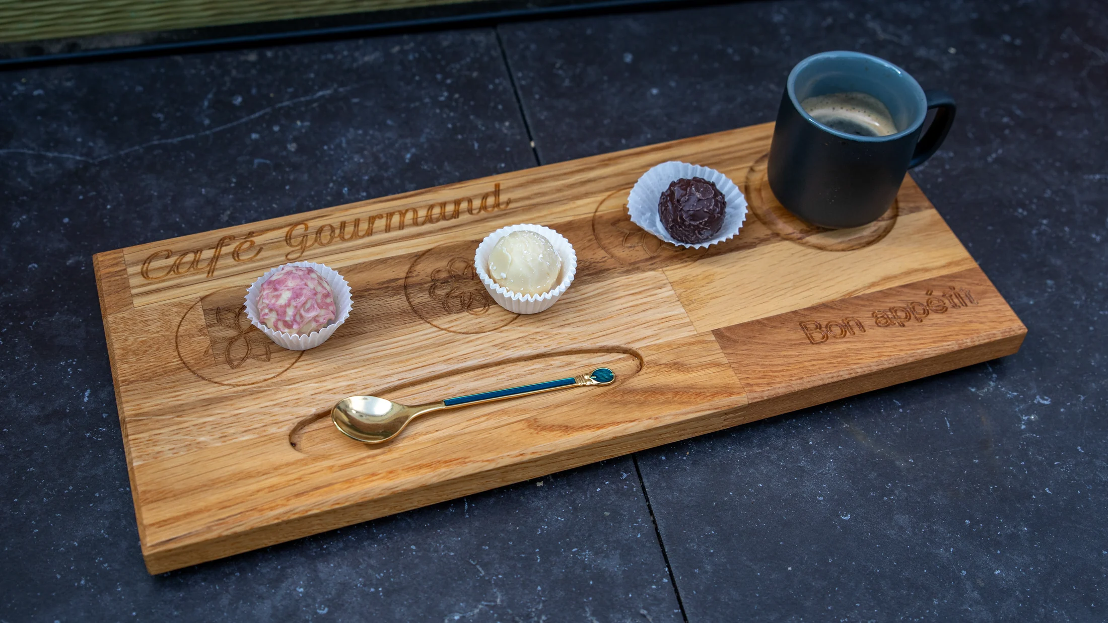 AMF Brett Le Café Gourmand mit Espresso und drei kleinen Desserts